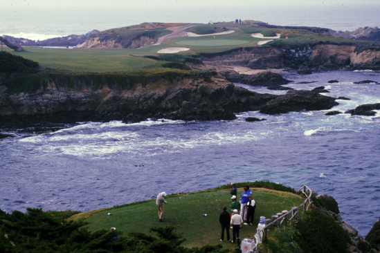 Ikonická tříparová jamka č. 16 v Cypress Point (Foto: Getty Images)