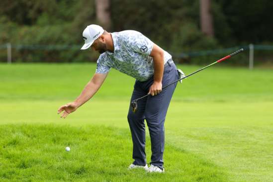 Jon Rahm při dropování (Foto: Getty Images)