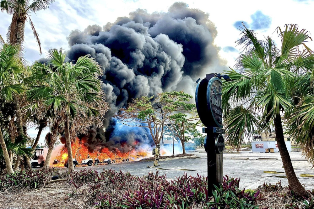 Požár golfových bugyn na Floridě (Foto: FB Sanibel Fire Rescue)