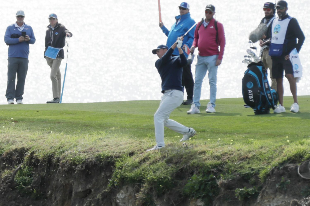 Jordan Spieth na samém okraji útesu... (Foto: Getty Images)