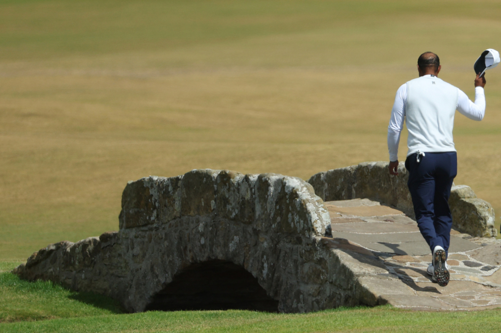 Možná poslední cesta Tigera Woodse přes slavný Swilcan Bridge (Foto: Getty Images)