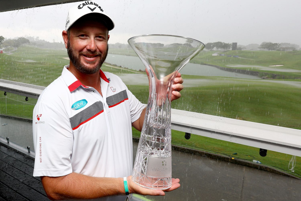 Ockie Strydom s trofejí pro vítěze Singapore Classic (foto: GettyImages)