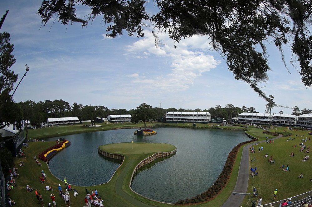 Ostrovní jamka č. 17 v TPC Sawgrass (Foto. Getty Images)