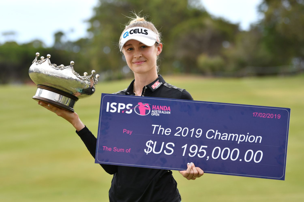 Nelly Korda s jedním šekem za vítězství na LPGA (foto: GettyImages)