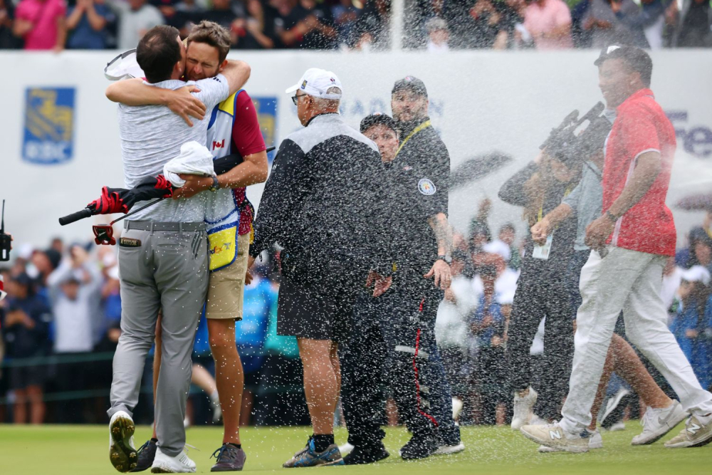 Nick Taylor v objetí se svým caddiem (Foto: Getty Images)