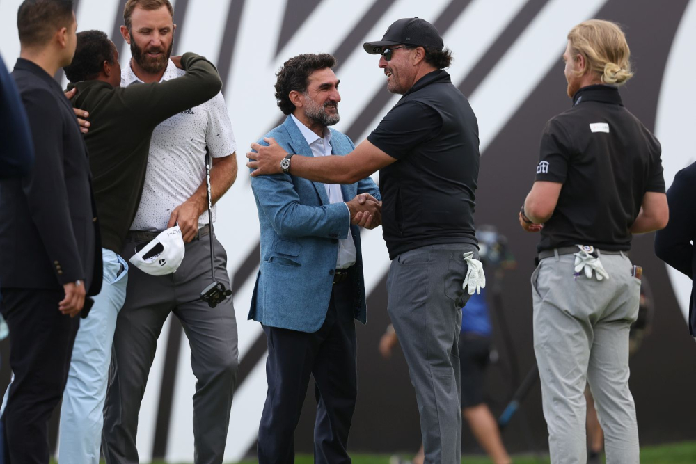 Yasir Al-Rumayyan s Philem Mickelsonem (uprostřed). Foto: GettyImages.