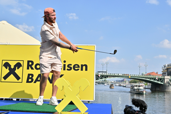 Hokejista David Pastrňák během golfové Exhibice na Vltavě (foto: Zdeněk Sluka)