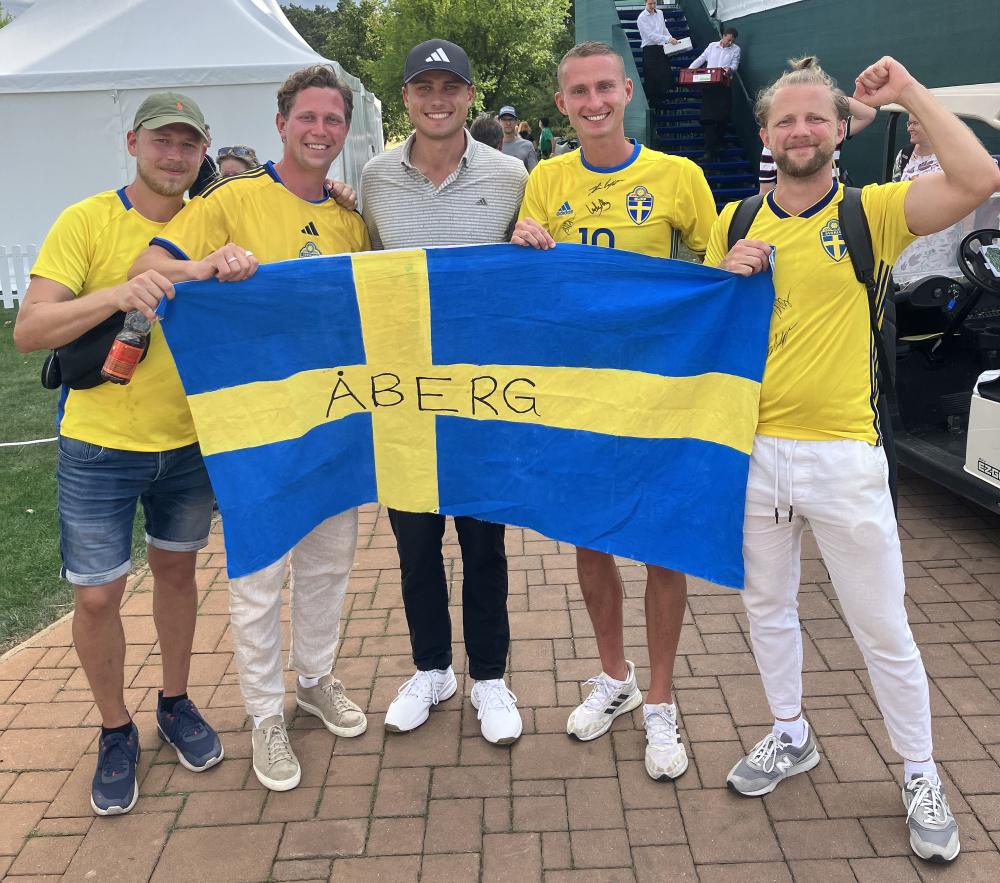 Švédští fanoušci na Albatrossu s Ludvigem Abergem uprostřed (Foto: Petr Vlček).