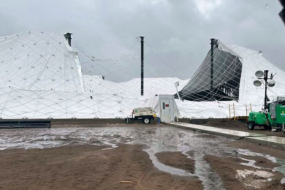 Zhroucená střecha SoFi Center na Floridě. (Foto: lukiestgolfer).