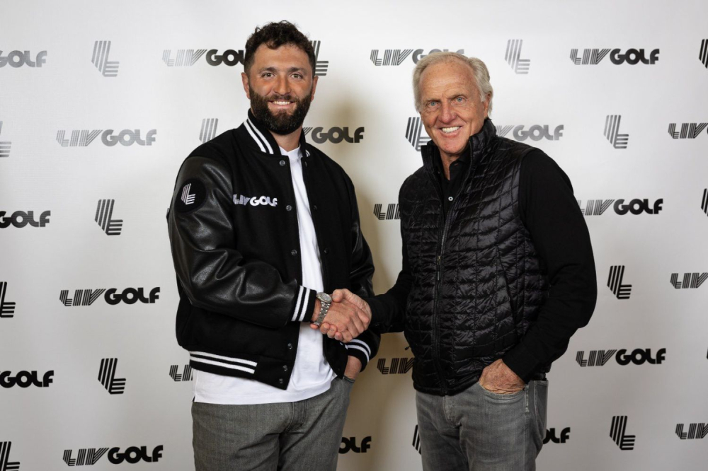 Jon Rahm a komisionář LIV Golf Greg Norman (Foto: LIV Golf).