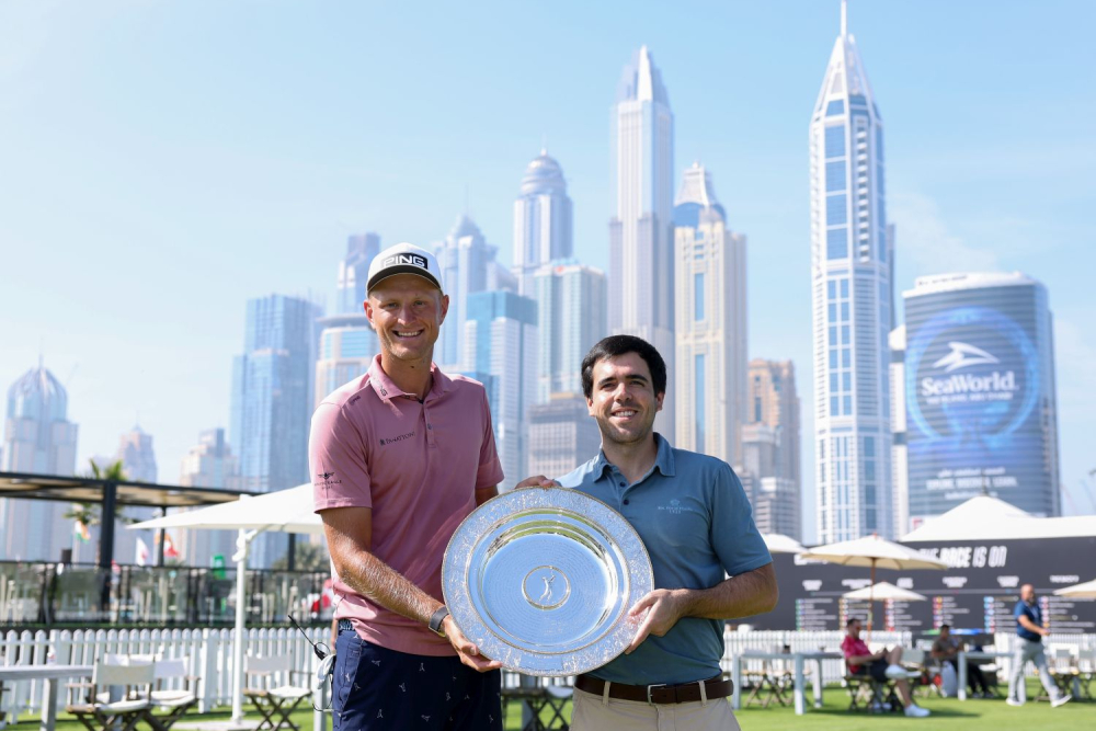 Adrian Meronk (vlevo) s cenou pro Hráče roku na DP World Tour (foto: GettyImages).