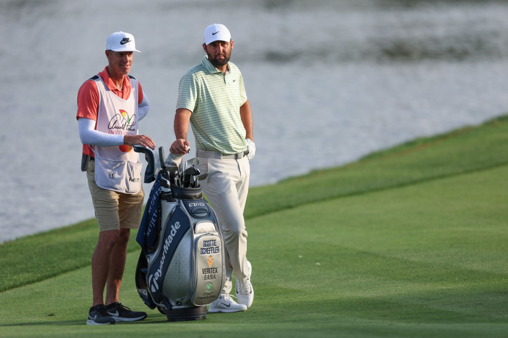 Scottie Scheffler a jeho caddie Ted Scott (Foto: Getty Images)