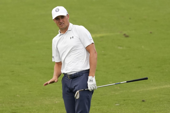 Au, to bolelo. Jordan Spieth nedal cut, trefil diváka a žehlil to "dvackou" na pivo