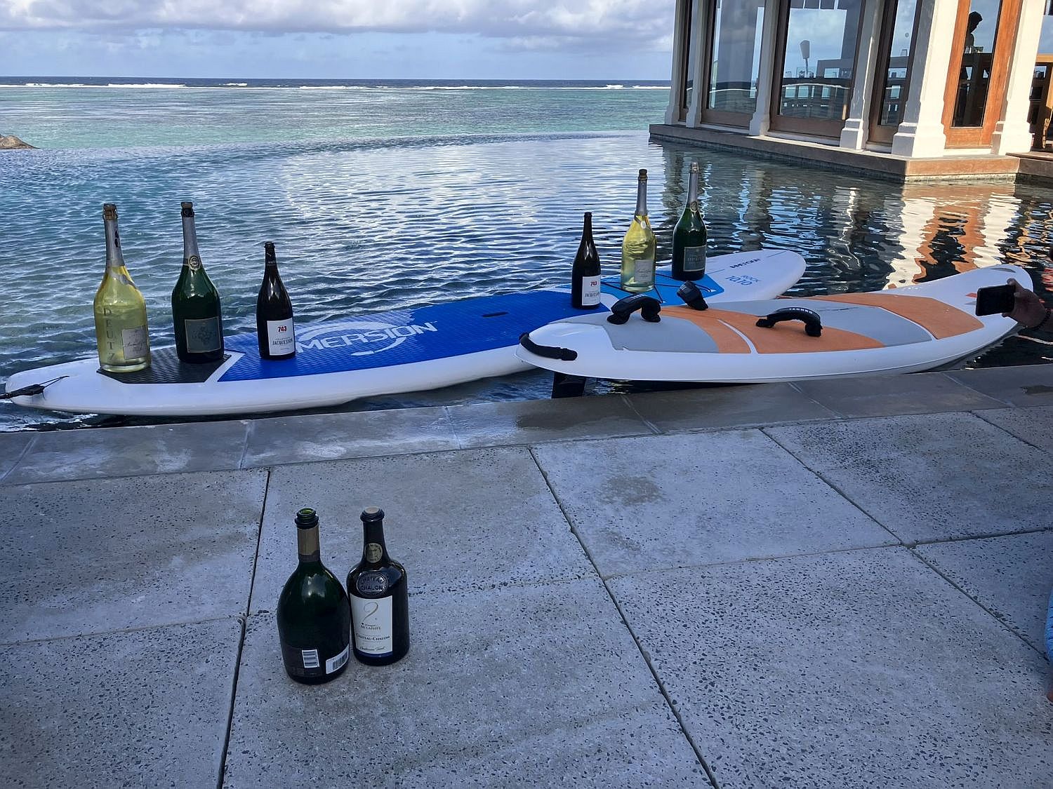 Degustace vína v hotelovém bazénu C Mauritius (foto: archiv autora).