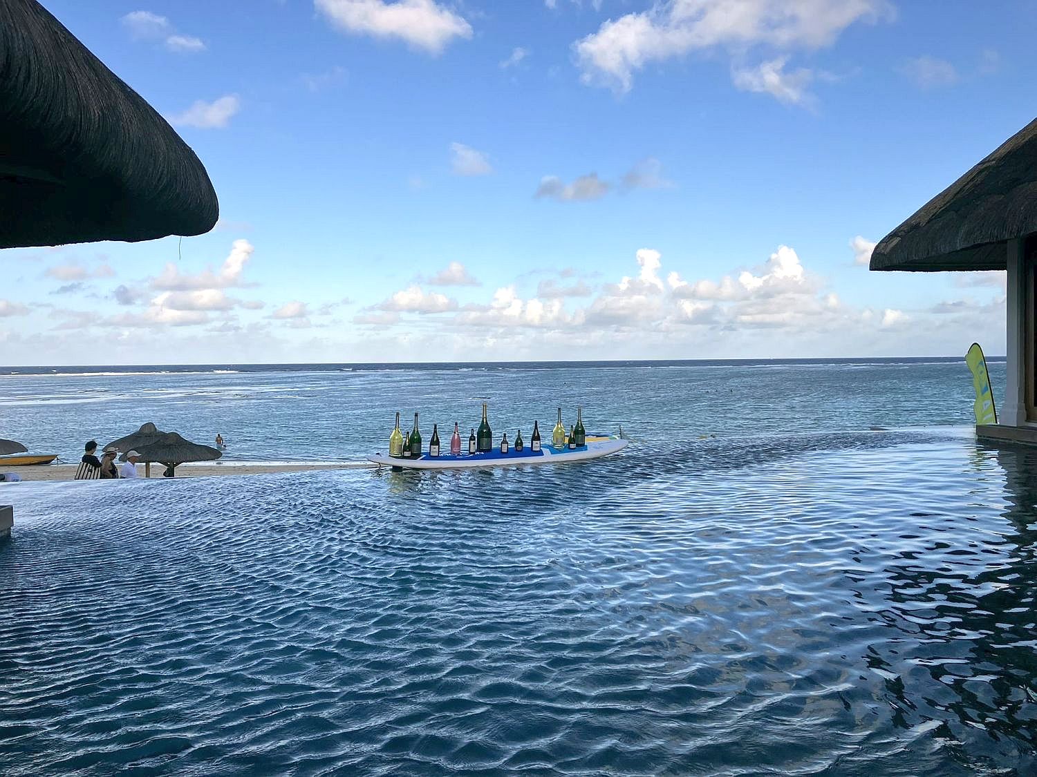 Degustace vína v hotelovém bazénu C Mauritius (foto: archiv autora).