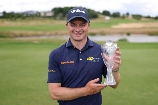 David Law s trofejí pro vítěze D+D REAL Czech Masters (foto: GettyImages)