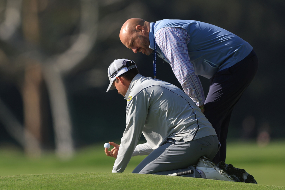 Hráči jsou v golfu sami sobě rozhodčími, ale i ti jim na hřišti můžou pomoci (foto: GettyImages)