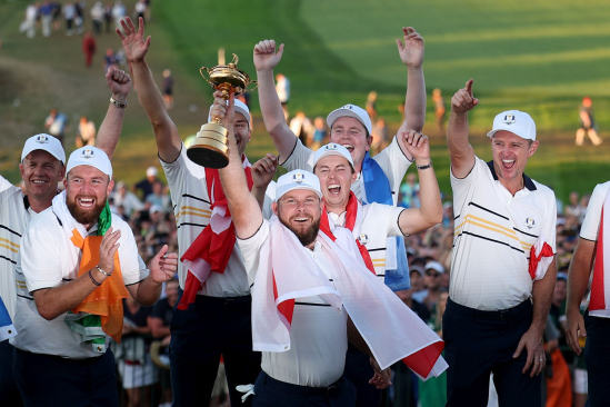Tyrrell Hatton a vítězný tým Evropy v Ryder Cupu 2025 (foto: GettyImages).