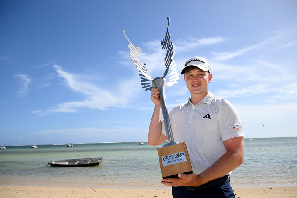 Jayden Schaper s trofejí pro vítěze na Mauriciu (foto: GettyImages)