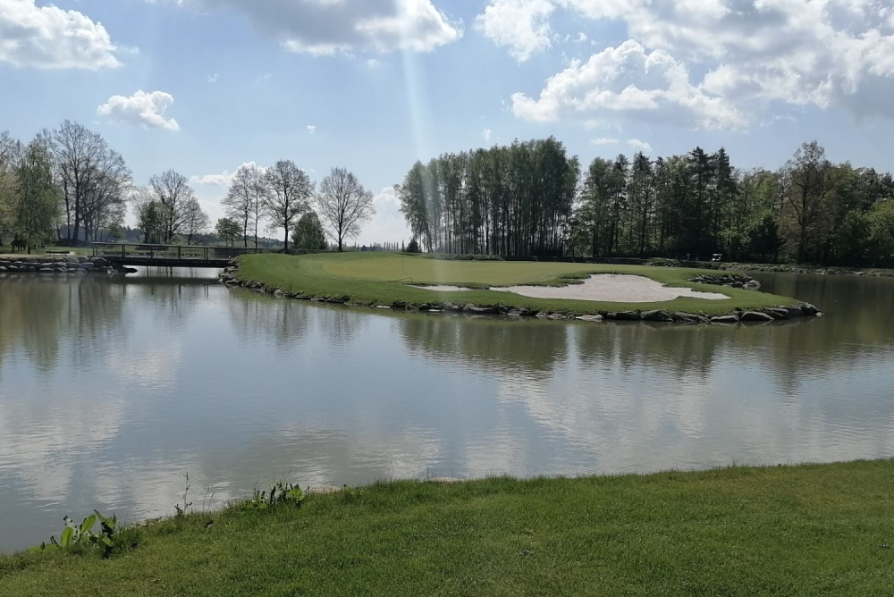 Ostrovní green nové jamky č.&nbsp;8 na Čertově břemeni (foto: Alois Žatkuliak).