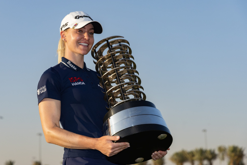 Charley Hull s trofejí pro vítězku (foto: LET - Tristan Jones)