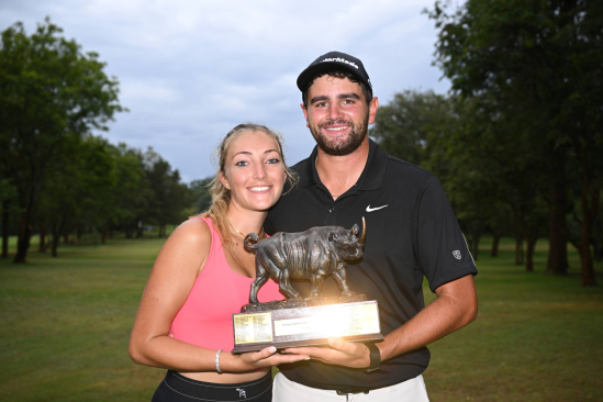 Casey Jarvis s přítelkyní Kierou Fabienne Long a trofejí pro vítěze Magical Kenya Open (foto: GettyImages)