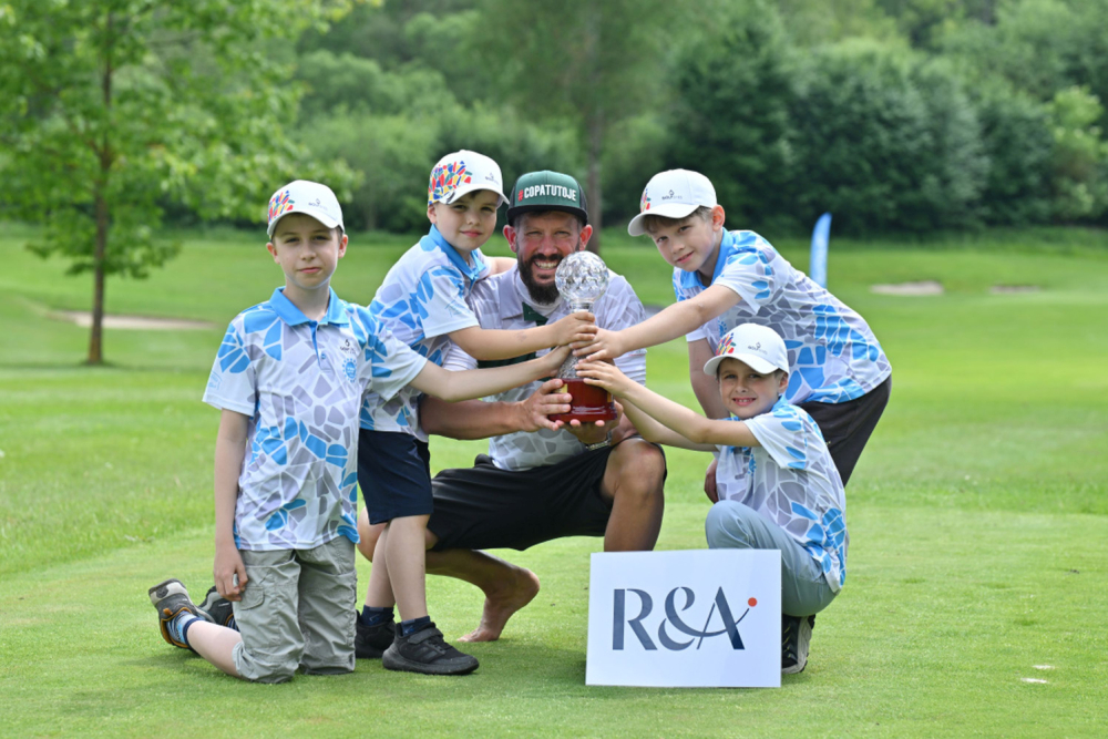 Manažer resortu Martin Kopčák s dětmi z Hořehled (Foto: Zdeněk Sluka)