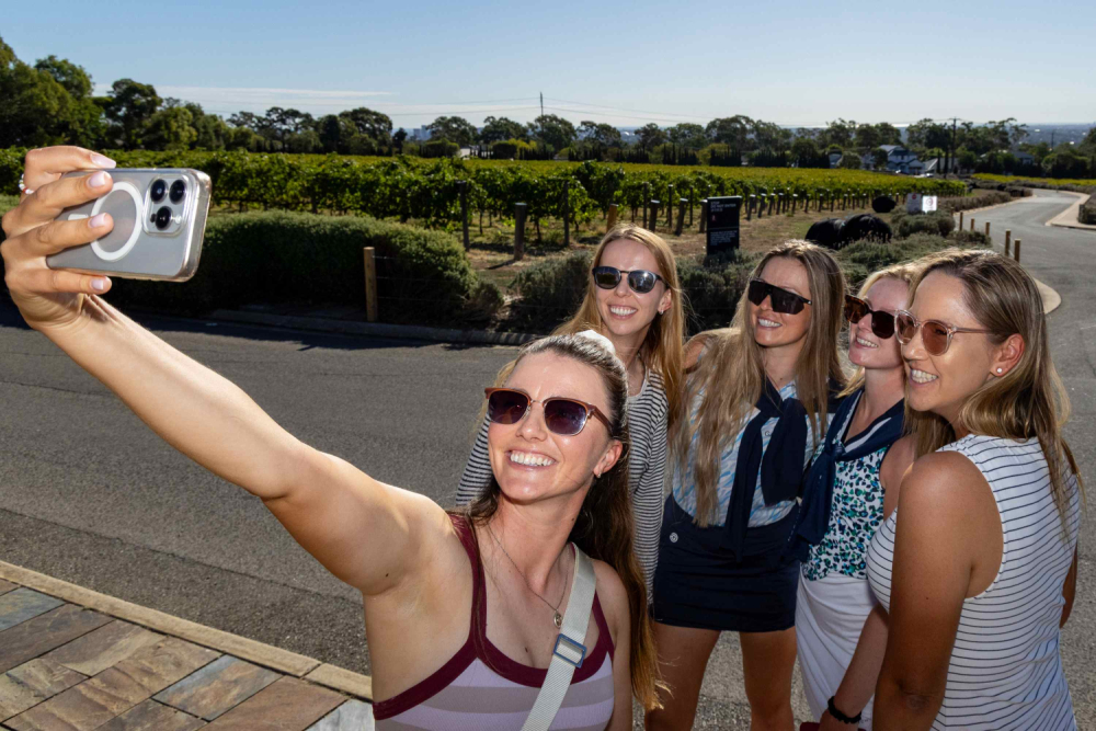 Klára Davidson Spilková s dalšími hráčkami LET během návštěvy australské vinice Penfolds Magill (foto: LET - Tristan Jones)