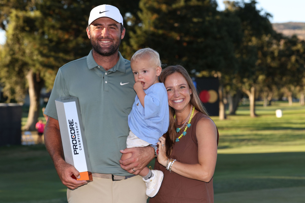 Rodina Schefflerova ještě bez novorozeného syna Remyho (Foto: Getty Images)