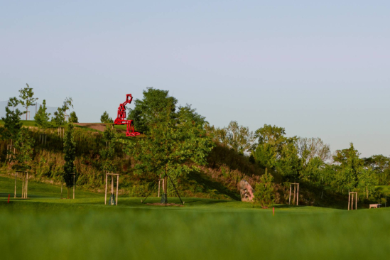 Jedna ze soch v Galerii Golf Hostivař (foto: Jakub Řiháček)