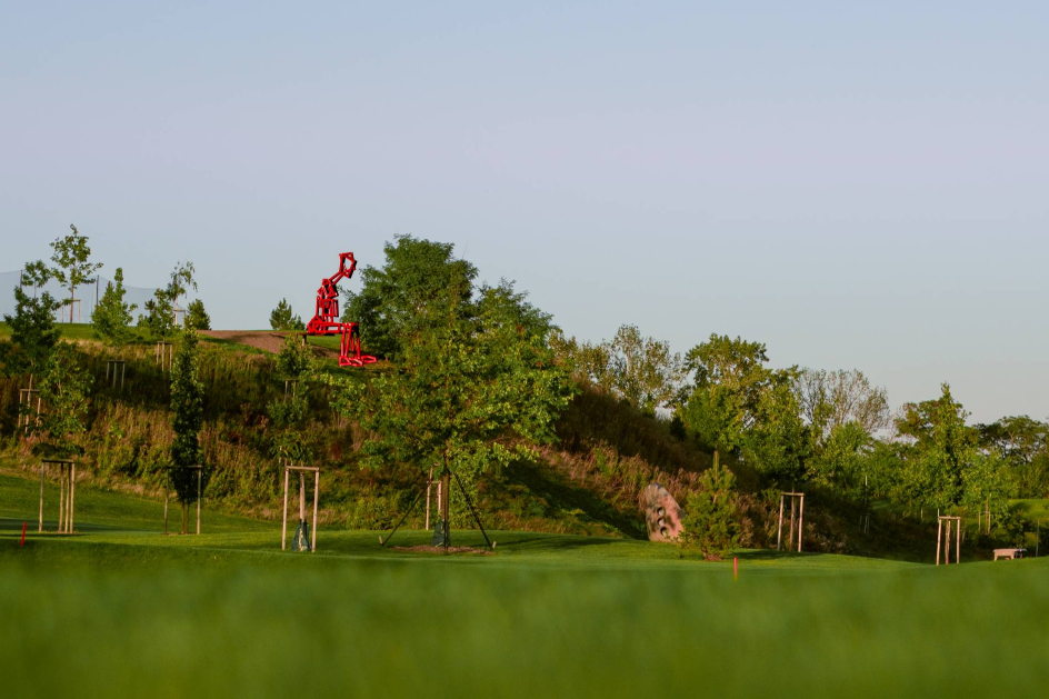 Jedna ze soch v Galerii Golf Hostivař (foto: Jakub Řiháček)