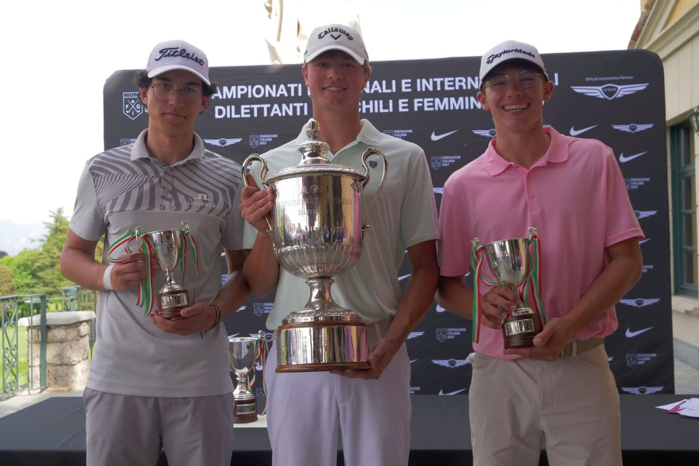 Louis Klein (vpravo) s pohárem za 2. místo na Italian International Amateur Championship (foto: Federazione Italiana Golf).