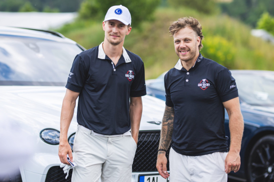 David Pastrňák a Martin Nečas před Golf Hockey Challenge 2026 (foto: Lukáš Fabián)