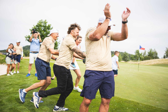 David Pastrňák oslavuje třetí vítězství na Golf Hockey Challenge v řadě (foto: Lukáš Fabián)