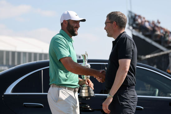Loňský šampion The Open Scottie Scheffler a ředitel The R&amp;A Mark Darbon (foto: GettyImages).