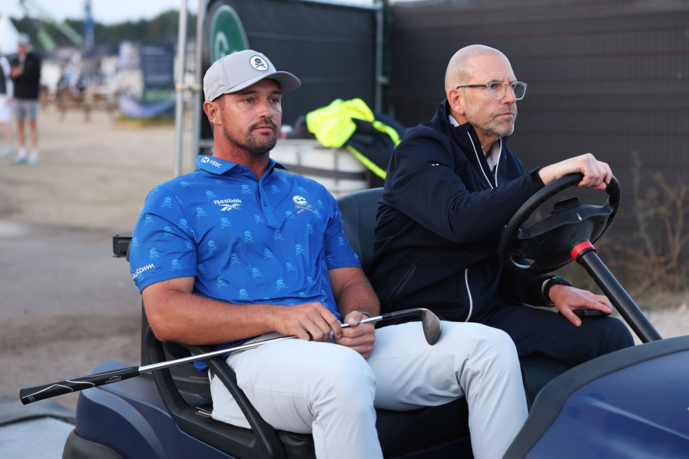 Bryson DeChambeau a šéf rozhodčích The R&amp;A Grant Moir (foto: GettyImages).
