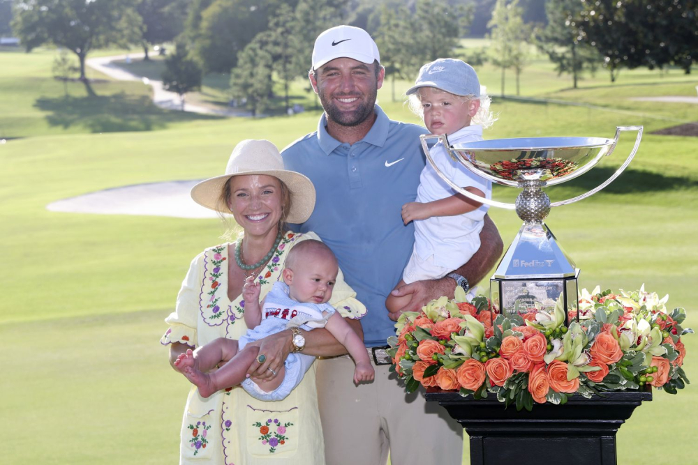 Scottie Scheffler s rodinou po vítězství na Tour Championship (foto: GettyImages).