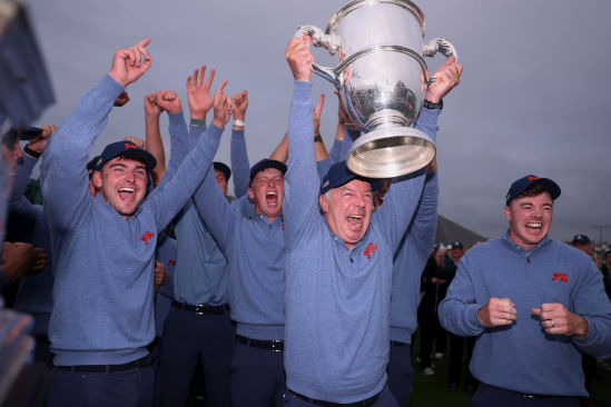 Tým Velké Británie a Irska slaví vítězství ve Walker Cupu (foto: GettyImages).