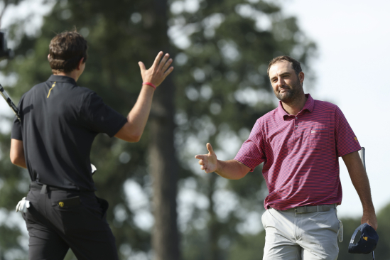 Scottie Scheffler (čelem) a Nicolas Echavarria (foto: Getty Images)