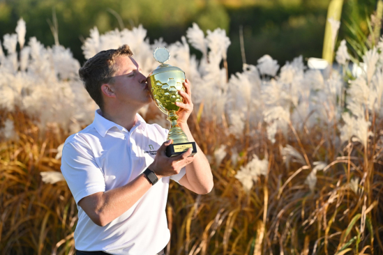 Lukáš Janda s pohárem pro vítěze (foto: Zdeněk Sluka)