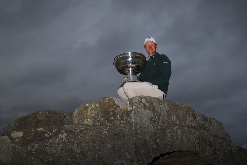 Adrian Meronk s trofejí na slavném mostku v St. Andrews (foto: GettyImages)