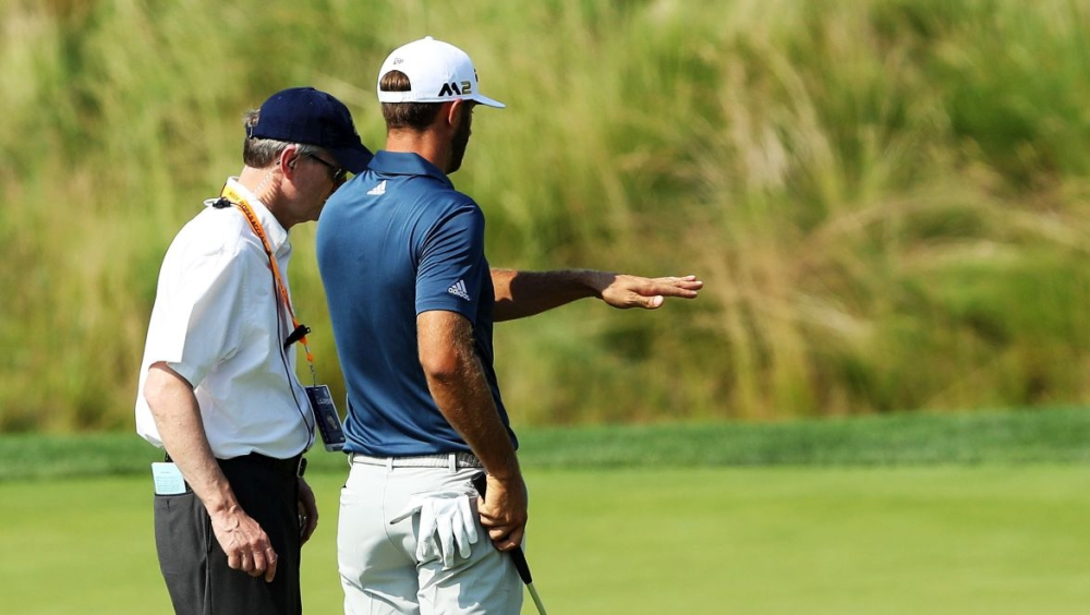 Dustin Johnson a rozhodčí