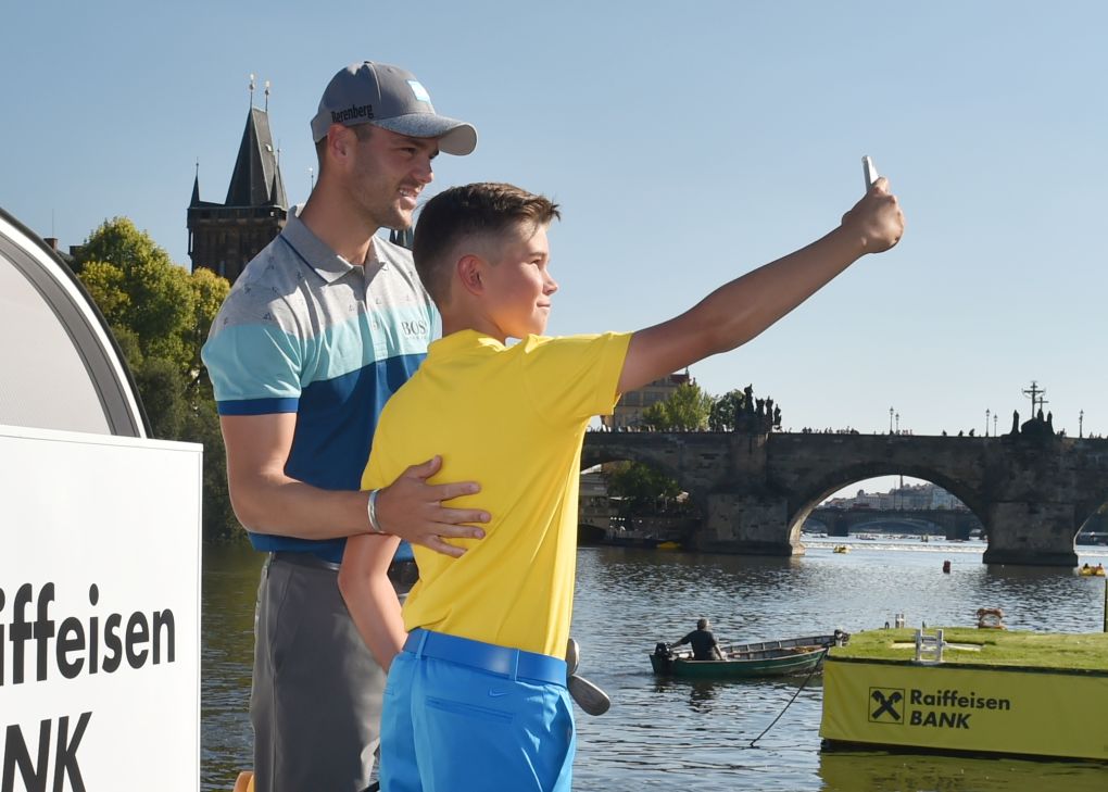 Raiffeisenbank exhibice na Vltavě
