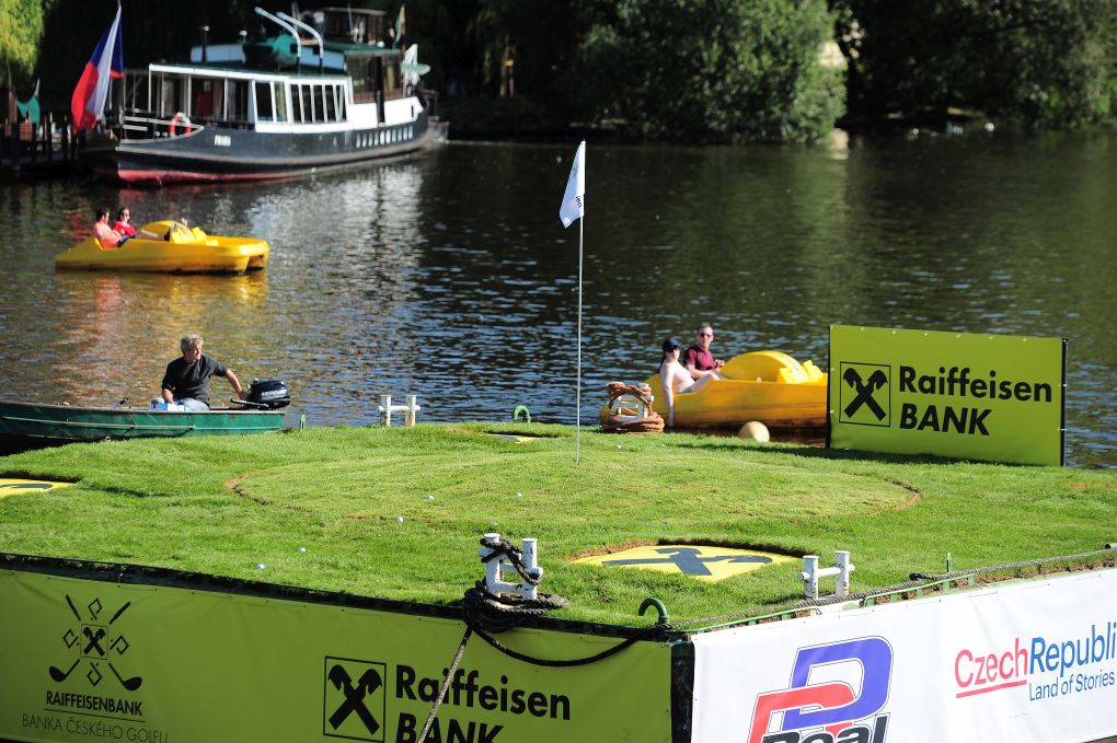 Raiffeisenbank exhibice na Vltavě