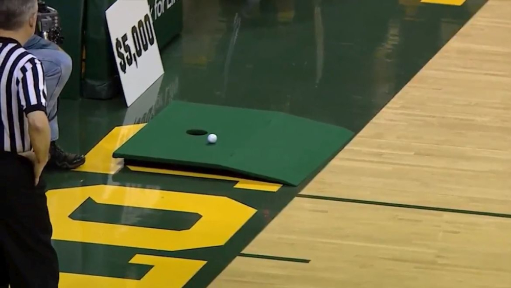 Putt přes basketbalové hřiště Putt přes basketbalové hřiště