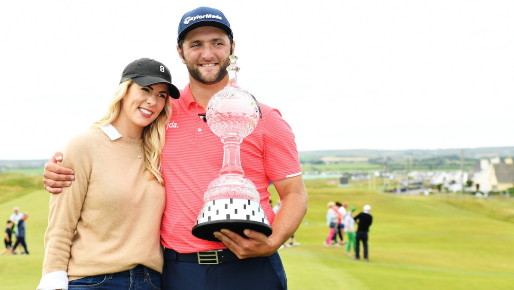 Jon Rahm se raduje z vítězství na Irish Open se svou přítelkyní Kelley Cahillovou