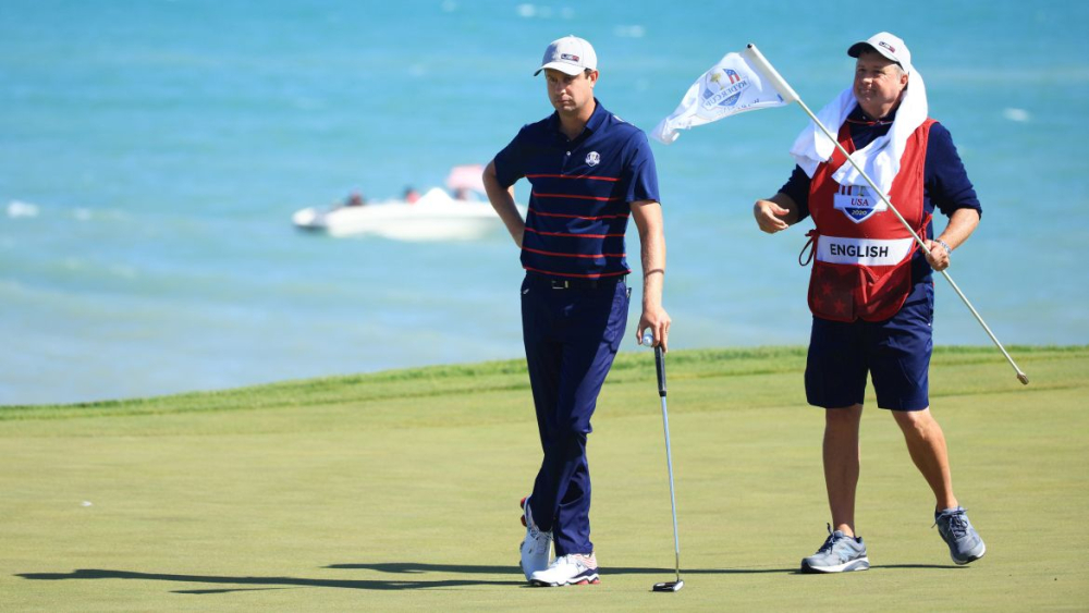 Harris English a jeho caddie Eric Larson