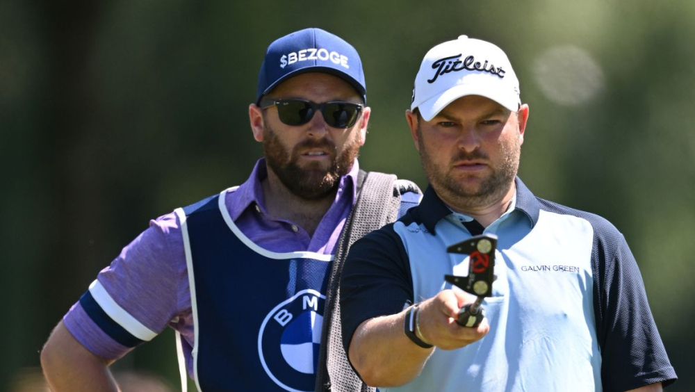 Jordan Smith a jeho caddie Sam Matton